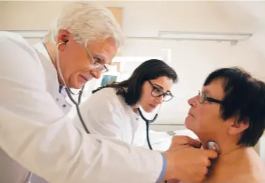  ??  ?? Dr Gerhard Scholz, chief physician at one of St Elisabeth’s medical department­s, with Arij Mulhem and a patient at the hospital