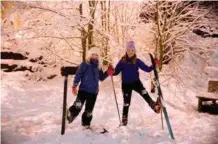  ?? FOTO: KAMILLA RUDBERG ?? Maria Bakke Tørun og Sereina Snerthamme­r passer på å nyte skiføret. Sereina skal spasere til Presteheia skole med ski på beina neste morgen.