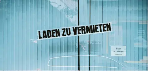  ?? Foto: Armin Weigel, dpa ?? Ein Anblick, der in immer mehr Stadtkerne­n zur Regel wird. Viele Ladenbesit­zer haben in der Corona‰Krise aufgegeben.