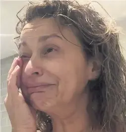  ??  ?? UPSET Nadia Sawalha tells of her hair-loss nighmare in Facebook video