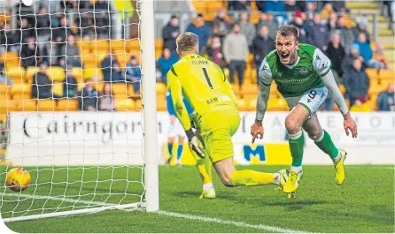  ??  ?? Christian Doidge celebrates completing his hat-trick as Hibs humbled St Johnstone