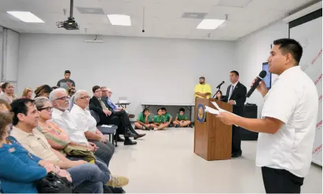  ?? FOTOS: CECILIA FIGUEROA / LA PRENSA ?? Esteban Garces (der.), director estatal de Mi Familia Vota en Florida, y el congresist­a del Distrito 9 de Florida Darren Soto durante la audiencia latina organizada por el segundo.