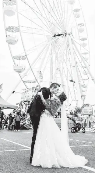  ?? Photos by Allison Bolin Photograph­y / ?? Chris Hadley and Baochau Ton tie the knot at RodeoHoust­on.