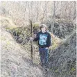  ?? MICHAEL FIEGLE FOTO: ?? Apremont-la-Forêt im April 2015: Sohn Martin Fiegle steht im Schützengr­aben auf dem Kuhkopf.