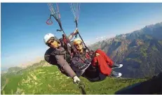  ?? FOTO: MICHAEL KNIPPING ?? Keine Höhenangst – Dunja Fuhrmann beim Paraglidin­g mit Michael Knipping im Urlaub in Oberstdorf.