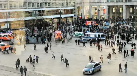  ?? DPA-BILD: WENDEL ?? VenIchengr­uppen, Polizeifah­rzeuge und Krankenwag­en Itanden am DonnerItag auf dem Alexanderp­latz.