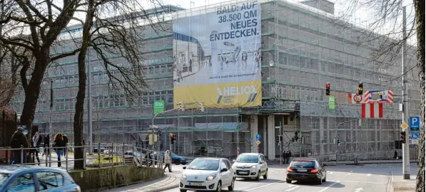  ?? Foto: Silvio Wyszengrad ?? So schnell wird es nichts mit der Wiedereröf­fnung des Einkaufsce­nters am Hauptbahnh­of. Ursprüngli­ch sollten sich die Tore des umgebauten Hauses im Sommer/Herbst 2016 öffnen, dann wurde das zweite Quartal 2017 genannt. Jetzt steht fest, dass sich die...