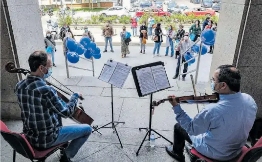  ?? SANTI GARCÍA ?? Concierto de Músicos sin Fronteras, con motivo del día internacio­nal de la enfermería, ayer a las puertas del hospital Perpetuo Socorro de Badajoz.