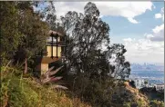  ?? ?? The “Tree House,” which is supported by four steel beams embedded into the Los Angeles hillside, occupies a lot that had once been considered unbuildabl­e.