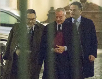  ?? (foto Benvegnù - Guaitoli) ?? Dall’ex premier L’avvocato Franco Coppi ( primo a sinistra) con Gianni Letta ( di fianco) ieri all’arrivo a Palazzo Grazioli per una cena con Silvio Berlusconi