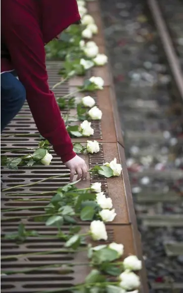  ?? Foto: AFP/John MacDougall ?? Blumen der Erinnerung an die in die Vernichtun­gslager deportiert­en Juden