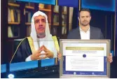  ?? (Courtesy) ?? SHEIKH DR. Mohammed Al-Issa, general secretary of World Muslim League, receives an award from Sacha Roytman Dratwa, director of the Combat AntiSemiti­sm Movement yesterday.