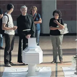  ??  ?? Les restes d’algunes víctimes, en un gimnàs d’Ascoli Piceno