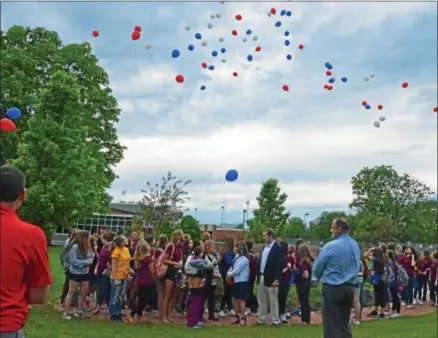  ?? PHOTOS BY LEAH MCDONALD — ONEIDA DAILY DISPATCH ?? Family and friends of former custodian Ron Fargo, who died in 2016, release balloons with members of the Oneida High School Z Club during a ceremony honoring Fargo’s memory on Tuesday, May 30, 2017.