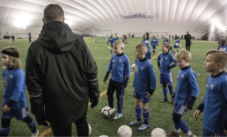  ?? FOTO: SPT/SEBASTIAN BACKMAN ?? KONCENTRAT­ION. Kari Naakka ger både uppmuntran­de ord och feedback då HJK:s akademilag för 2007-födda tränar.