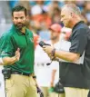  ?? AL DIAZ/TNS ?? Defensive coordinato­r MannyDiaz, left, talk with Miami head coach Mark Richt on the sidelines.