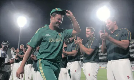  ?? Picture: CARL FOURIE, GALLO IMAGES ?? GOODBYE TO THE KING: The Springboks and Proteas cheer Jacques Kallis off the field at Newlands during his T20 tribute match in January. SEE OUR GALLERY OF KALLIS PICTURES ONLINE at www.capetimes.co.za