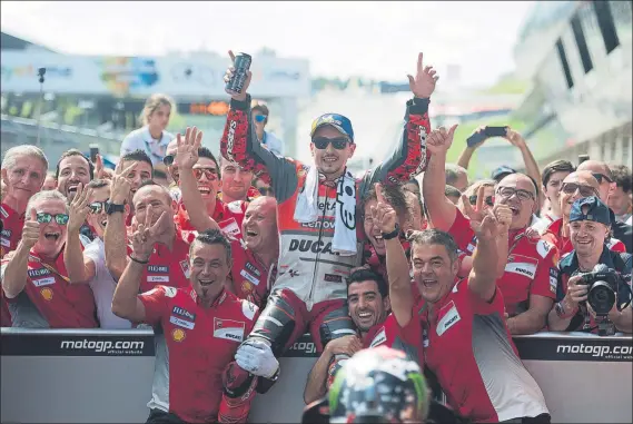  ?? FOTO: EFE ?? La parte del box de Jorge Lorenzo celebra la tercera victoria del mallorquín con Ducati. Desde finales de mayo saben que sus caminos se separarán tras el último Gran Premio en Cheste