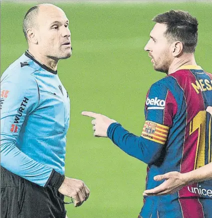  ?? FOTO: PERE PUNTÍ ?? Leo Messi le hace observacio­nes a Mateu Lahoz en un partido de la actual temporada. Volverán a verse el sábado