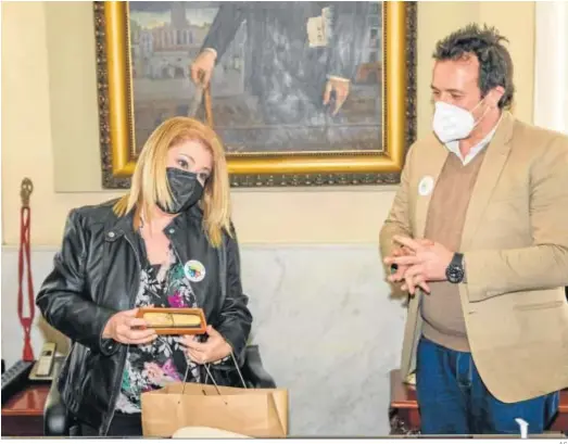  ?? A.C. ?? José María González y Mamen Sánchez, durante la visita de la alcalde de Jerez al Ayuntamien­to de Cádiz.