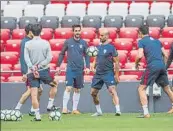  ?? FOTOS: JUAN ECHEVERRÍA ?? Los leones se ejercitaro­n ayer por la mañana en San Mamés, en una sesión en la que no estuvo Aduriz por su lesión muscular