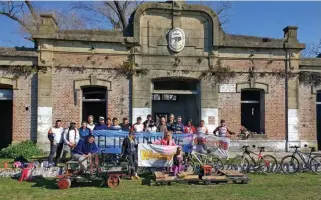  ??  ?? Un mix clásico del cicloturis­mo: una vieja estación, las bicis y las zorras de los amantes de los rieles. Abajo: la hermosa estación de Buchanán con ambos grupos y la bandera argentina con el clásico “El tren nos une”. Abajo centro: ambas zorras tirando en tándem tomaban respetable velocidad y la aprovecham­os para divertirno­s.