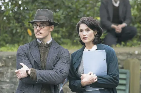  ?? Nicola Dove photos ?? While creating a propaganda film in war-torn Great Britain, Sam Clafin and Gemma Arterton forge more than a working relationsh­ip in “Their Finest.”