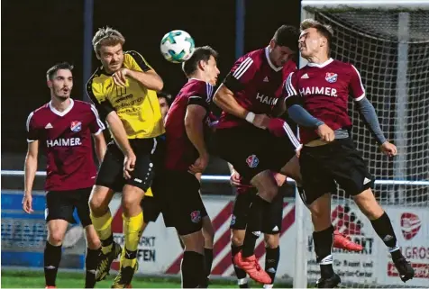  ?? Foto: Marcus Merk ?? Gegen das Bollwerk des TSV Hollenbach fand der TSV Gersthofen gestern Abend kein Mittel. Hier hat es Spielertra­iner Florian Fischer gleich mit fünf Gästespiel­ern zu tun, die vor ihrem Tor kräftig Beton anrührten.