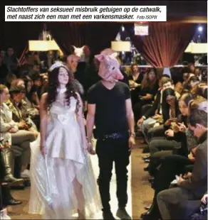  ?? Foto ISOPIX ?? Slachtoffe­rs van seksueel misbruik getuigen op de catwalk, met naast zich een man met een varkensmas­ker.