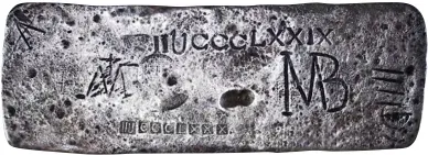  ??  ?? Pirate booty: The silver bar, found in the Indian Ocean, is thought to be from Kidd’s sunken ship