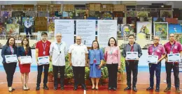  ?? ?? PGM Wick Veloso with employees honored for their outstandin­g insurance sales achievemen­ts at the flag-raising ceremony.