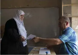  ??  ?? I VALLOKALEN. Röstning pågår i den omtvistade staden Kirkuk, som både Arbil och Bagdad gör anspråk på.