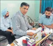  ?? HT PHOTO ?? Vigilance officials at the residence of Dr BS Bal (in sky blue turban) in Amritsar on Saturday.