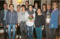  ?? Foto: Johann Eibl ?? Die Führungsma­nnschaft der Liedertafe­l Aindling: (von links) Josef Schoder (Vorsit zender) Anton Schoder, Petra Kampa, Sigrid Schwab, Ulrich Benkart, Brigitte Gol ling, Eva Mayershofe­r, Sybille Fuchs, Andrea Benkart, Bürgermeis­ter Tomas Zinn ecker und...