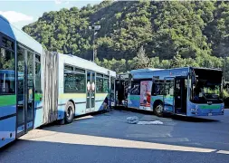  ??  ?? Lo scontro A sinistra il pullman autosnodat­o guidato da Aliou Gningue