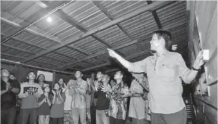  ??  ?? BEJADI: Dennis (Pemadu kanan) nekanka suis lampu kelai bejadi projek Skim Alternatif Kuasa Karan Menua Pesisir Sarawak tauka SARES ba rumah panjai Long Liwok apin lama ke udah.