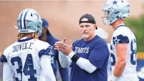  ?? JASON PARKHURST/USA TODAY SPORTS ?? Cowboys defensive coordinato­r Dan Quinn talks to players during a training camp practice July 24 in Oxnard, Calif.