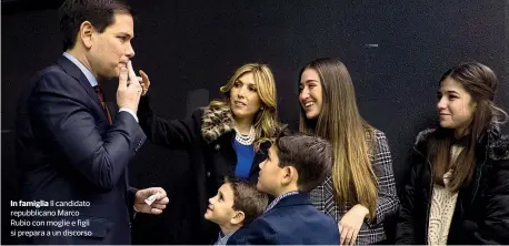  ??  ?? In famiglia Il candidato repubblica­no Marco Rubio con moglie e figli si prepara a un discorso