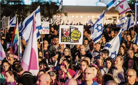  ?? FOTO PROFIMEDIA ?? Vláda zla! skandovali demonstran­ti v Tel Avivu při sobotním protestním průvodu proti vládě Benjamina Netanjahua centrem města