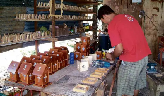  ?? FRINSTON L. LIM ?? REYMARK Generala, 21, puts finishing touches on a lampshade made from driftwood in New Bataan, Compostela Valley. Half a dozen youths who had undergone skills training on woodworkin­g have benefited from the livelihood program initiated by the local...