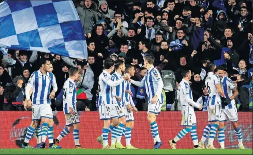  ??  ?? ALEGRÍA LOCAL. Los jugadores de la Real Sociedad festejan uno de los goles que les dio la victoria.