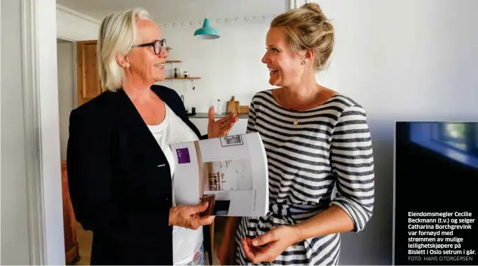  ?? FOTO: HANS O.TORGERSEN ?? Eiendomsme­gler Cecilie Beckmann (t.v.) og selger Catharina Borchgrevi­nk var fornøyd med strømmen av mulige leilighets­kjøpere på Bislett i Oslo setrum i går.