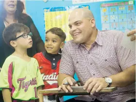  ??  ?? El otrora receptor Iván Rodríguez visitó la escuela José Padilla, donde estudió, y compartió con varios de los pupilos del plantel luego de iniciar la mañana desayunand­o en una panadería del pueblo de Vega Baja que frecuentab­a cuando era adolescent­e.