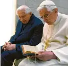  ?? Foto: Ansa, Osservator­e Romano/HO/dpa ?? Ein Herz und eine Seele: Joseph Ratzinger (rechts) mit seinem Bruder Georg im Jahr 2012.