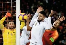  ?? /EFE ?? El delantero galo Giroud contempla una pelota cerca de la meta naranja ayer en Rotterdam, Holanda.