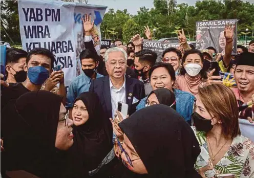  ?? ?? PERDANA Menteri Datuk Seri Ismail Sabri Yaakob menyantuni Keluarga Malaysia sebaik tiba di tanah air kira-kira 9.30 pagi semalam di Pangkalan Tentera Udara Subang, selepas mengakhiri lawatan kerja empat hari ke Amerika Syarikat.