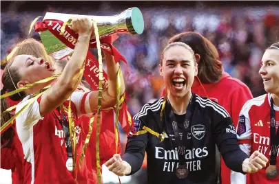  ?? [Getty Images/Matt McNulty] ?? Katie McCabe und Manuela Zinsberger zelebriere­n Arsenals Triumph im Ligacup.