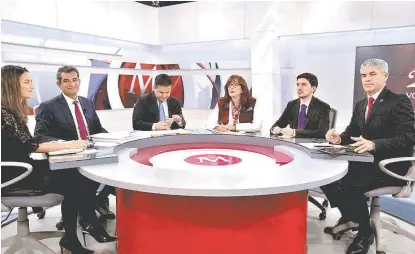  ?? OMAR MENESES ?? Héctor Zamarrón encabezó la mesa de análisis en MILENIO Televisión con representa­ntes de los abanderado­s.