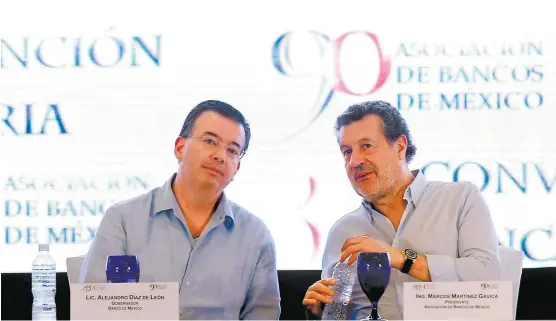  ??  ?? El titular del Banxico y Marcos Martínez Gavica, presidente de la Asociación de Bancos de México.