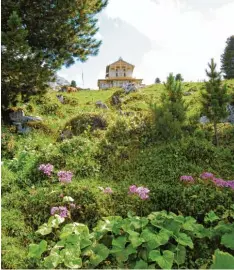  ?? Archivfoto: Manuela Mayr ?? Rückzug garantiert: Schon Ludwig II. ließ das Schachensc­hloss bauen, um zur Ruhe zu kommen. Noch immer ist es nur zu Fuß erreichbar.